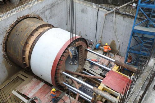 500吨级吊车现场作业 威海高新区杜涝线电力管廊顶管铺设启动